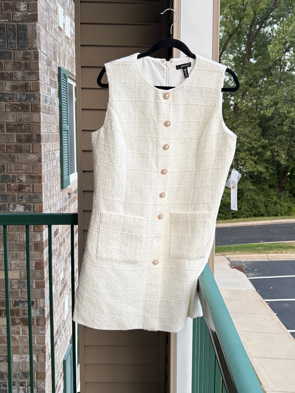 🆕🥥AQUA NWT White Tweed Mini Shift Dress Pearl Gold Buttons Pockets Size L Office - Picture 3 of 17